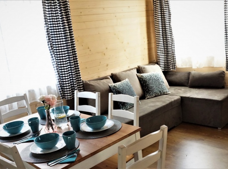 Domki Letniskowe Balos Pok&oacute;j dzienny w domku 7/8 osobowym?v=1.0